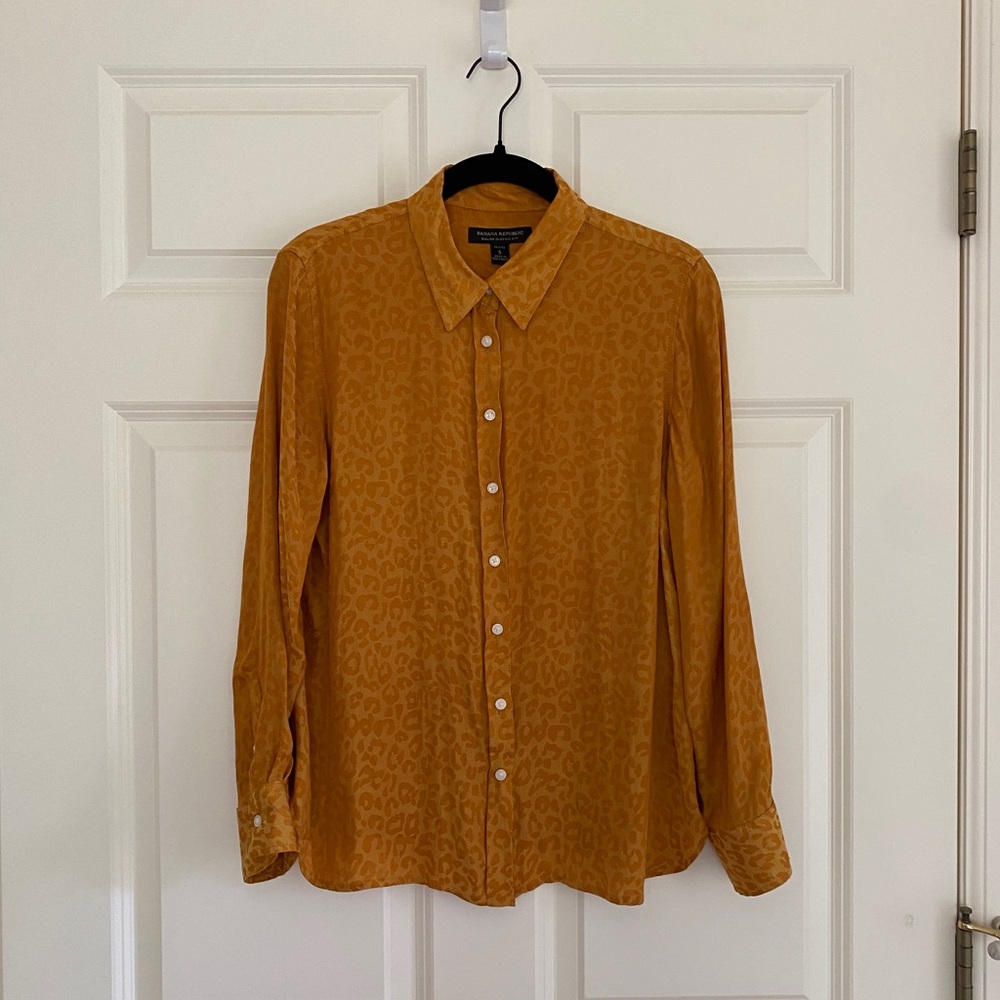 Banana Republic gold leopard print satin button up shirt. Size S.